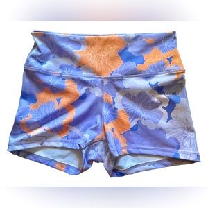 *SOLD* AVA SKY FIT SHORTS lilac hibiscus print ~ size medium
